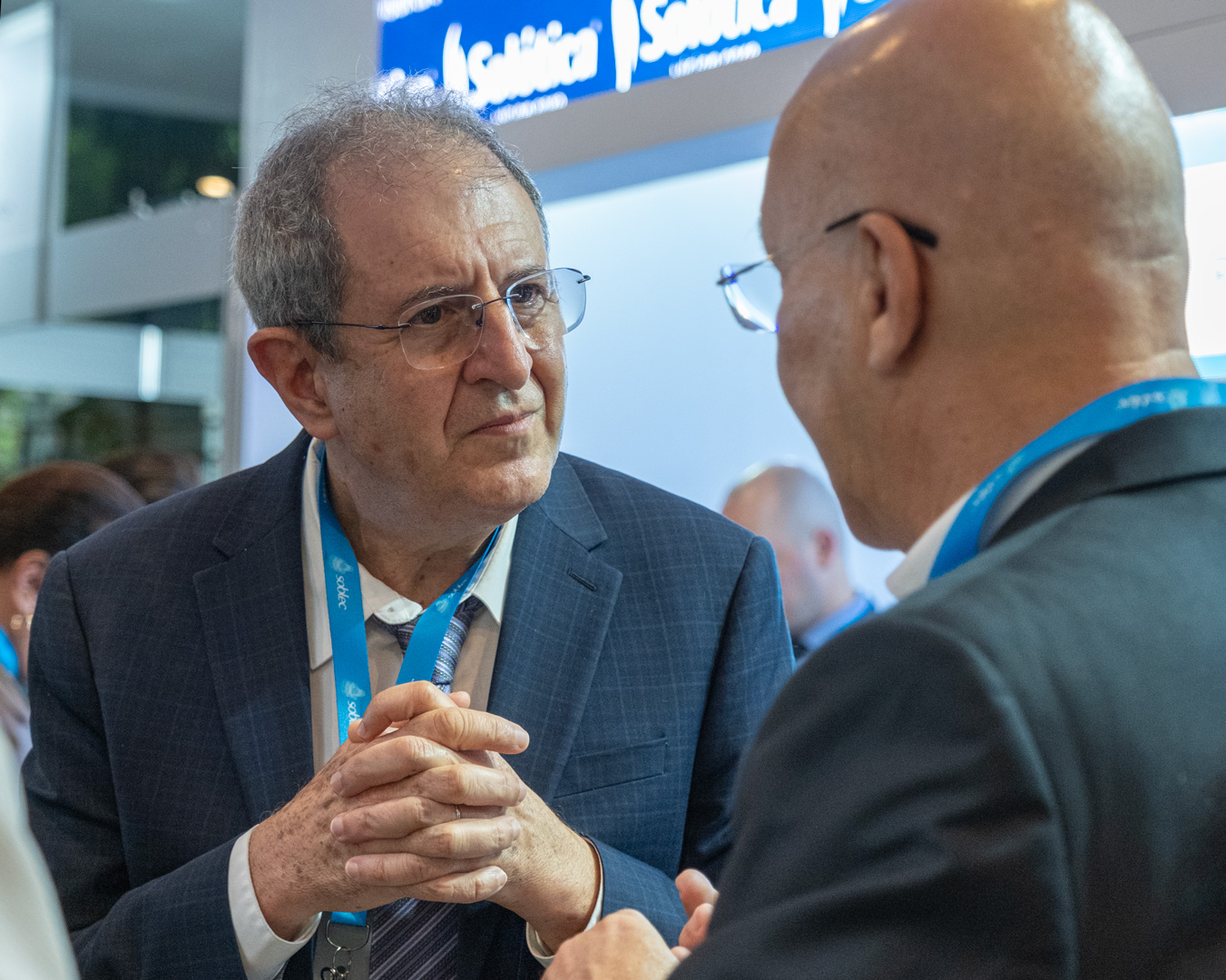 Dr. Luiz Formentin e Sr. Geraldo Almeida debatem informações no Congresso da SOBLEC 2023.